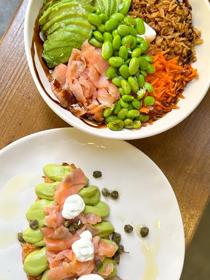 Poke de salmón con edamame y aguacate, y una tostada de aguacate con salmón