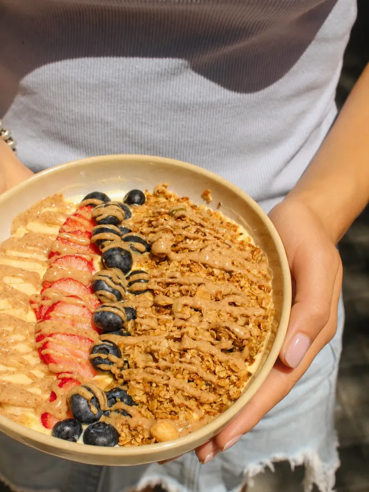 Glow bowl con fresas, arándanos, granola y crema de cacahuete