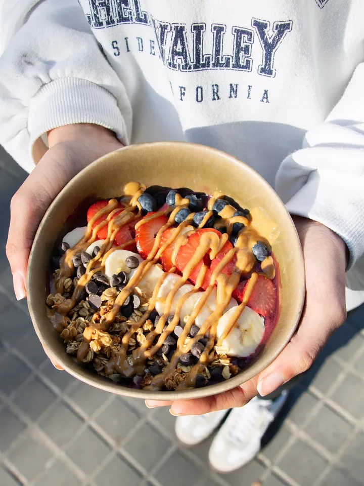 Açaí bowl con fresa, plátano, arándanos y granola