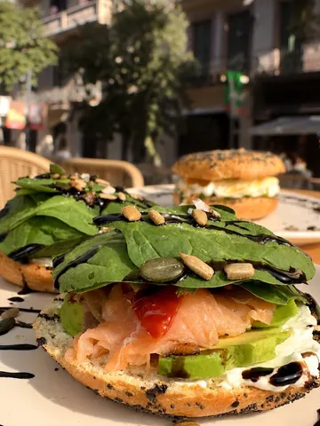 Bagel con salmón, espinacas y aguacate