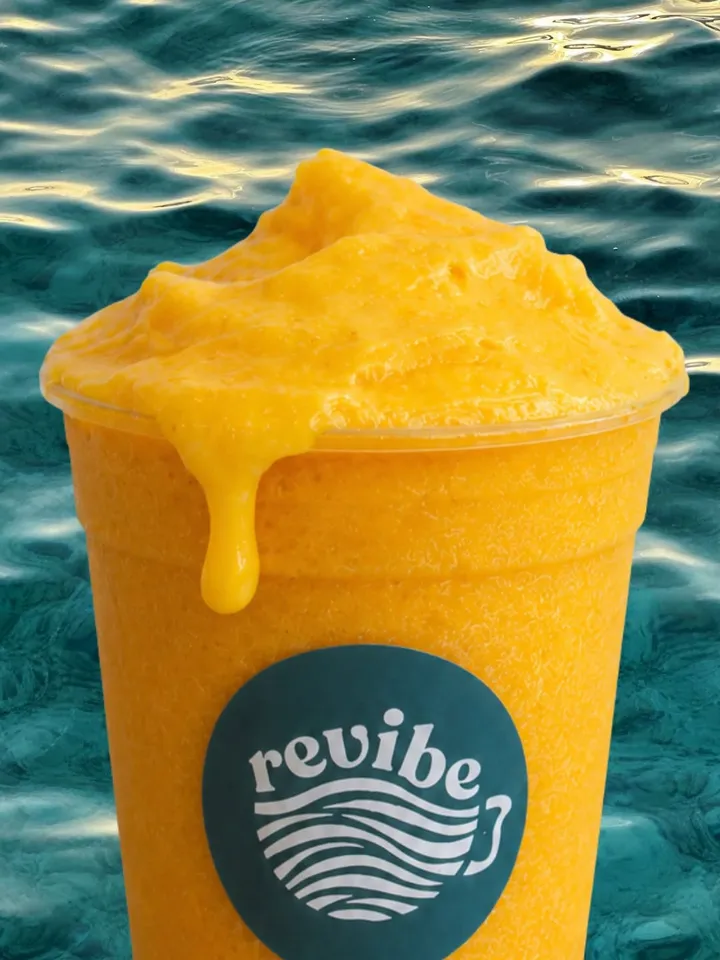 Smoothie Maracumango en vaso de Revibe