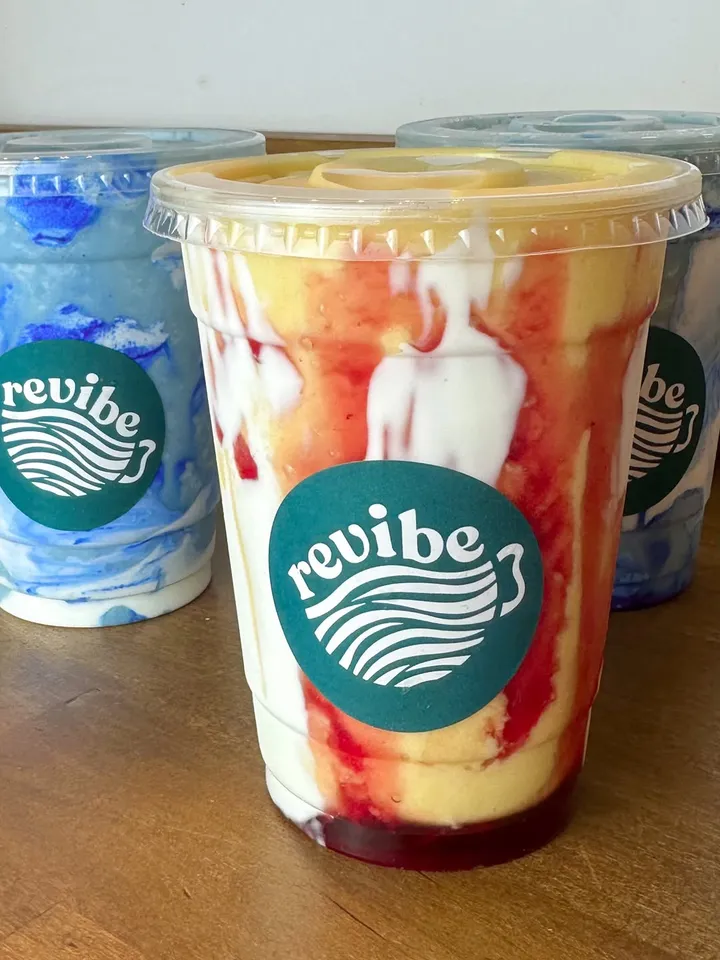 Smoothies en vasos con el logo de Revibe