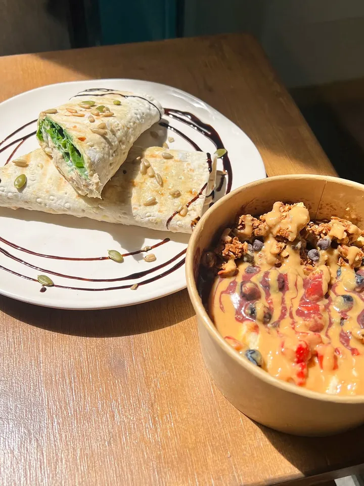 Wrap y açaí bowl en una mesa de madera